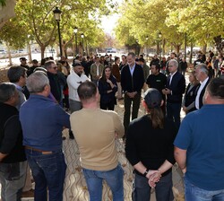 Sus Majestades los Reyes conversan con los vecinos de Utiel