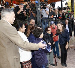 Su Majestad la Reina junto al público durante su visita a la localidad de Utiel