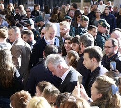 Don Felipe rodeado de escolares y vecinos de Utiel