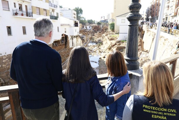 Don Felipe y Doña Letizia junto a la alcaldesa observan los destrozos que ha causado el río a su paso por Chiva