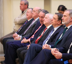 Su Majestad el Rey junto a las autoridades y personalidades asistentes al acto