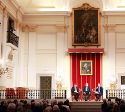 Vista general del Salón de Actos durante la mesa redonda "Vicios y virtudes en la era de la cancelación"