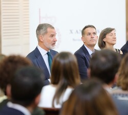 Su Majestad el Rey conversa con los asistentes a la audiencia a las últimas promociones de la Escala Técnica de Gestión de Organismos Autónomos