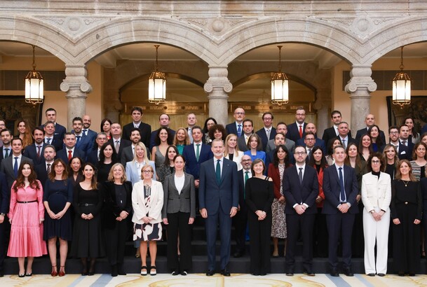 S.M. el Rey junto a los componentes de las X, XI, XII y XIII promociones de la Escala Técnica de Gestión de Organismos Autónomos