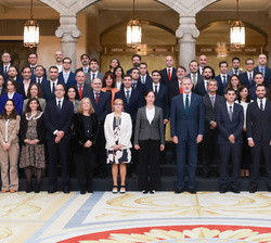 Fotografia de grupo de S.M. el Rey acompañado por la XXVII promoción del Cuerpo Superior de Sistemas y Tecnologías de la Información de la Administrac
