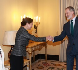 Su Majestad el Rey recibe el saludo de la secretaria de Estado de Función Pública, Clara Mapelli Marchena