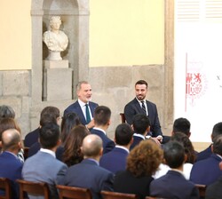 Don Felipe conversa con los asistentes a la audiencia