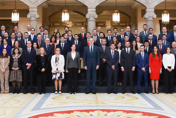 Fotografia de grupo de S.M. el Rey acompañado por la XXVII promoción del Cuerpo Superior de Sistemas y Tecnologías de la Información de la Administrac