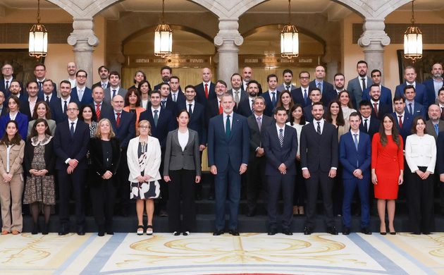 Fotografia de grupo de S.M. el Rey acompañado por la XXVII promoción del Cuerpo Superior de Sistemas y Tecnologías de la Información de la Administrac