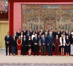 Fotografía de grupo de S.M. el Rey con los participantes en el “XV Programa para el Fortalecimiento de la Función Pública en América Latina̶