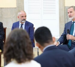S.M. el Rey durante la audiencia a los participantes en el “XV Programa para el Fortalecimiento de la Función Pública en América Latina”