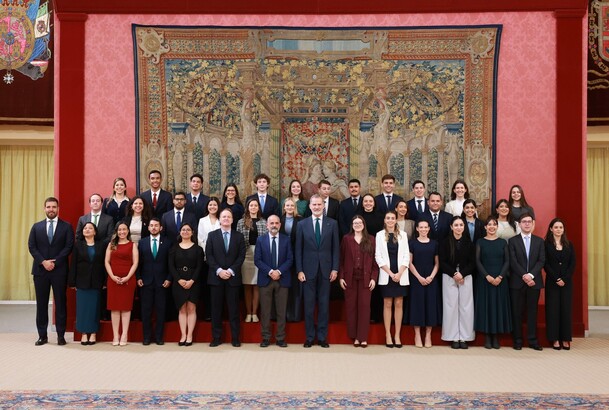 Fotografía de grupo de S.M. el Rey con los participantes en el “XV Programa para el Fortalecimiento de la Función Pública en América Latina̶
