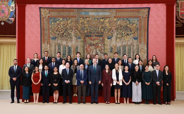 Fotografía de grupo de S.M. el Rey con los participantes en el “XV Programa para el Fortalecimiento de la Función Pública en América Latina”