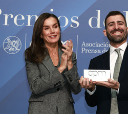 Su Majestad la Reina tras la entrega del Premio APM al Periodista Joven del Año 2023 a Santiago Cid
