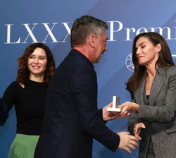 Su Majestad la Reina entrega el Premio APM al Periodista Especializado en Madrid 2023, a Ricardo Medina, creador del formato y primer director del pro