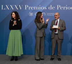 Su Majestad la Reina tras la entrega del Premio APM de Honor 2023 a Jesús Duva