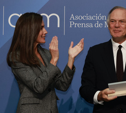 Su Majestad la Reina entrega el Premio APM al Mejor Periodista del Año 2023 a Pedro Piqueras