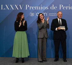 Su Majestad la Reina tras la entrega del Premio APM al Mejor Periodista del Año 2023 a Pedro Piqueras