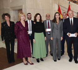 Fotografía de grupo de Su Majestad la Reina con las autoridades y premiados en la 85ª edición de los “Premios de la Asociación de la Prensa de M