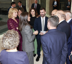 Su Majestad la Reina conversa con los premiados en la 85ª edición de los “Premios de la Asociación de la Prensa de Madrid” 