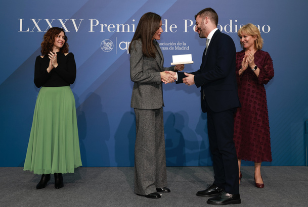 Su Majestad la Reina entrega el Premio APM al Periodista Joven del Año 2023 a Santiago Cid