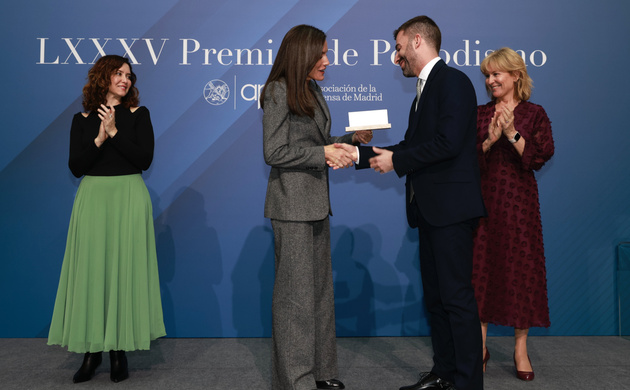 Su Majestad la Reina entrega el Premio APM al Periodista Joven del Año 2023 a Santiago Cid