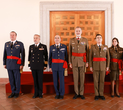 Su Majestad el Rey con un grupo de generales de división y vicealmirantes