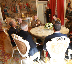 Su Majestad el Rey conversa con los generales y vicealmirantes que acudieron a la audiencia militar