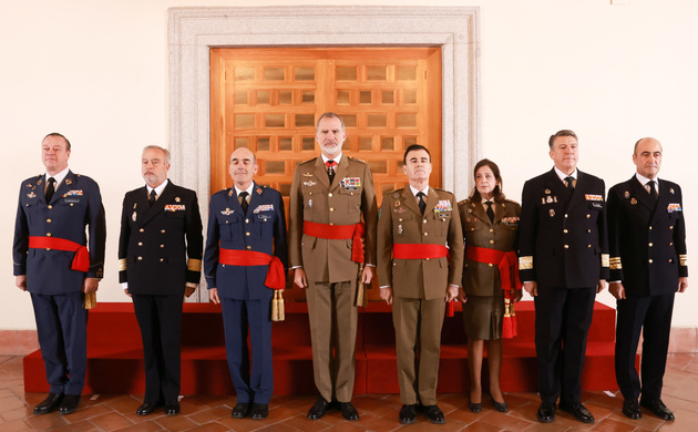 Su Majestad el Rey con un grupo de generales de división y vicealmirantes