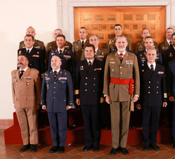 S.M. el Rey con un grupo de coroneles y capitanes de navío