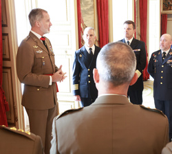 S.M. el Rey durante la audiencia militar a un grupo de coroneles y capitanes de navío