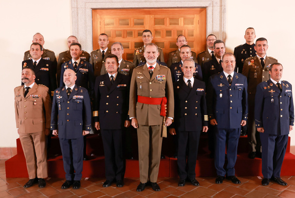 S.M. el Rey con un grupo de coroneles y capitanes de navío