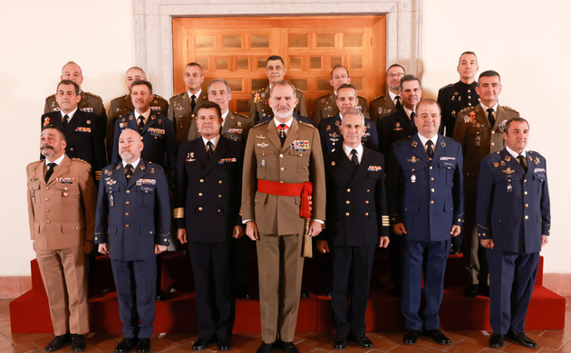 S.M. el Rey con un grupo de coroneles y capitanes de navío
