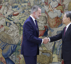 Su Majestad el Rey recibe el saludo del presidente del Comité Permanente de la Asamblea Popular Nacional de la República Popular China, Zhao Leji