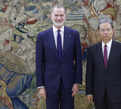 Su Majestad el Rey junto al presidente del Comité Permanente de la Asamblea Popular Nacional de la República Popular China, Zhao Leji
