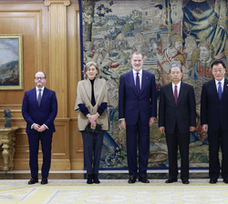 Su Majestad el Rey junto al presidente del Comité Permanente de la Asamblea Popular Nacional de la República Popular China, Zhao Leji y autoridades y 