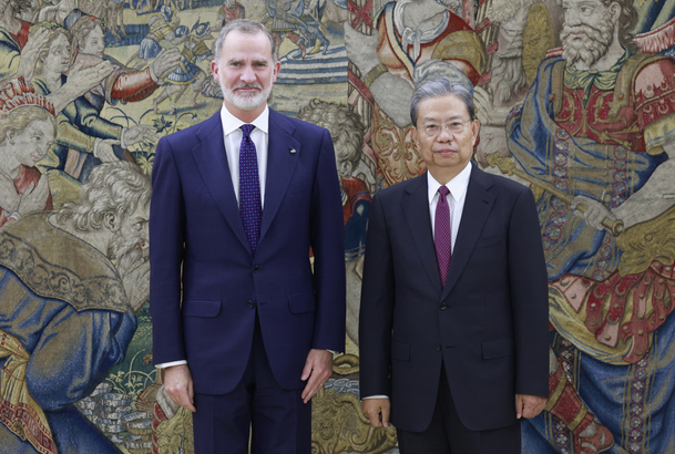 Su Majestad el Rey junto al presidente del Comité Permanente de la Asamblea Popular Nacional de la República Popular China, Zhao Leji