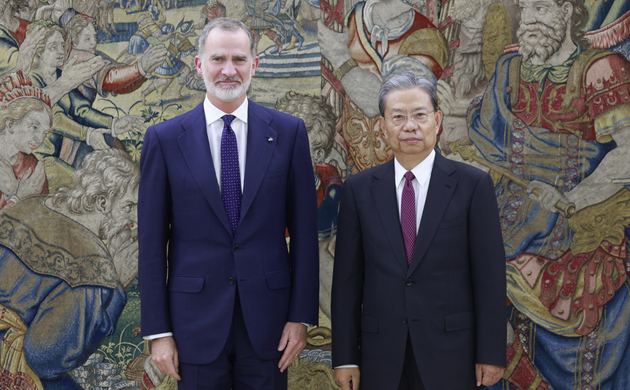 Su Majestad el Rey junto al presidente del Comité Permanente de la Asamblea Popular Nacional de la República Popular China, Zhao Leji
