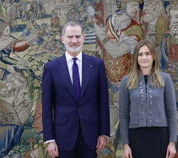 Su Majestad el Rey junto a la nueva vicepresidenta tercera del Gobierno y ministra para la Transición Ecológica y el Reto Demográfico, Sara Aagesen Mu