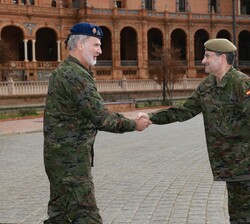 Su Majestad el Rey recibido a su llegada por el jefe de Estado Mayor del Ejército de Tierra, Amador Enseñat y Berea