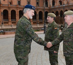 Su Majestad el Rey recibido a su llegada por el teniente general Jefe de la Fuerza Terrestre, Carlos Jesús Melero Claudio
