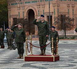 Su Majestad el Rey recibido a su llegada al establecimiento “Plaza de España” con honores de ordenanza