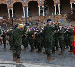 Su Majestad el Rey saluda a la Enseña Nacional