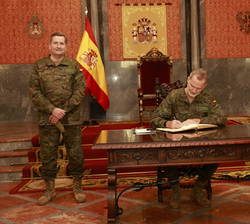 Su Majestad el Rey firma en el Libro de Honor del Acuartelamiento