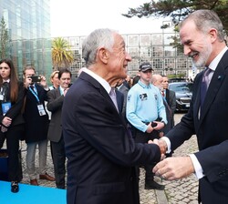 Don Felipe llega al Centro de Convenciones de Estoril, donde es recibido por el Presidente de la República Portuguesa, Marcelo Rebelo de Sousa
