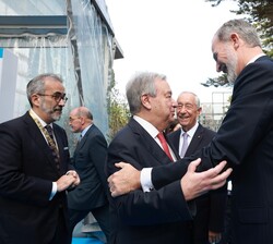El secretario general de las Naciones Unidas, António Guterres, saluda al Rey a su llegada al 10º Foro Global de la Alianza de Civilizaciones en Estor
