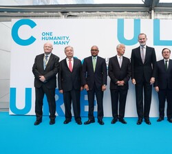 Foto de grupo de Don Felipe con los jefes de Estado y de delegación asistentes al 10º Foro Global de la Alianza de Civilizaciones
