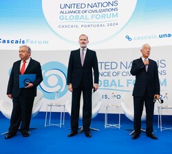 El Rey ocupa su lugar en el plenario del 10º Foro Global de la Alianza de Civilizaciones junto al presidente de la República Portuguesa y el secretari