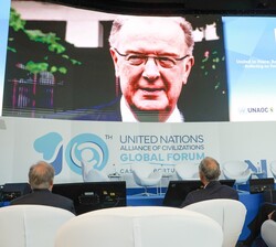 Proyección del vídeo conmemorativo dedicado a Jorge Sampaio durante el homenaje celebrado en el 10º Foro Global de la Alianza de Civilizaciones