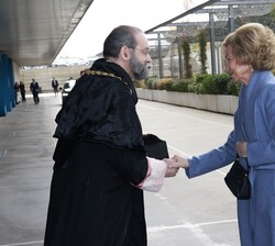 Su Majestad la Reina Doña Sofía a su llegada al Campus de Montepríncipe fue recibida por el presidente de la Asociación Católica de Propagandistas y g